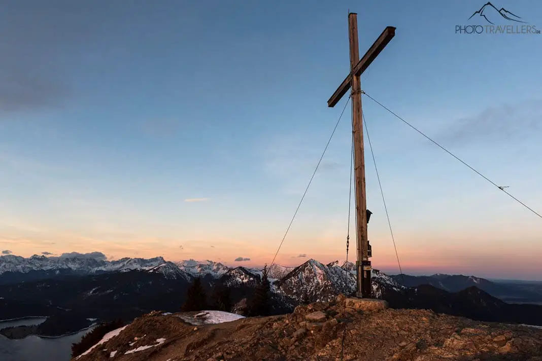 Das Gipfelkreuz auf dem Jochberg im Morgenlicht