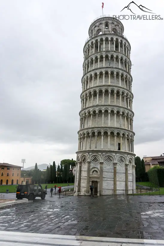 Militär am Schiefen Turm von Pisa