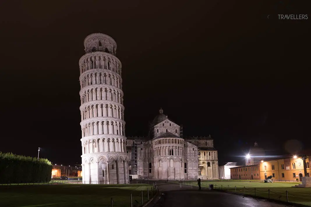 Schiefer Turm von Pisa bei Nacht