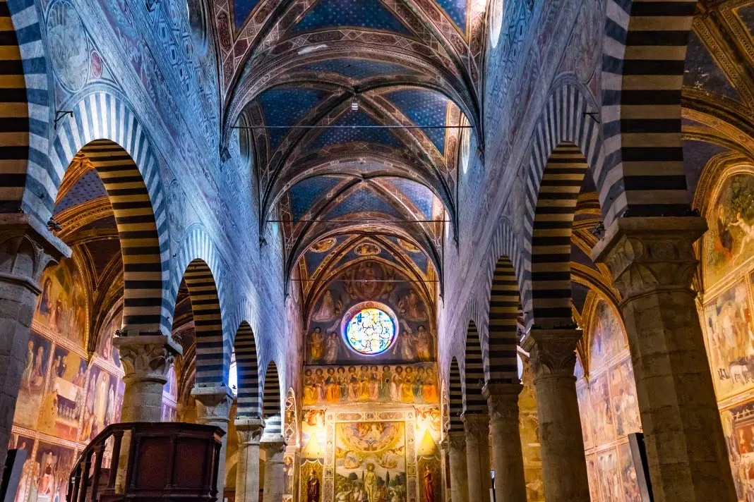 Die Gewölbe der Kirche Collegiata di Santa Maria Assunta in San Gimignano