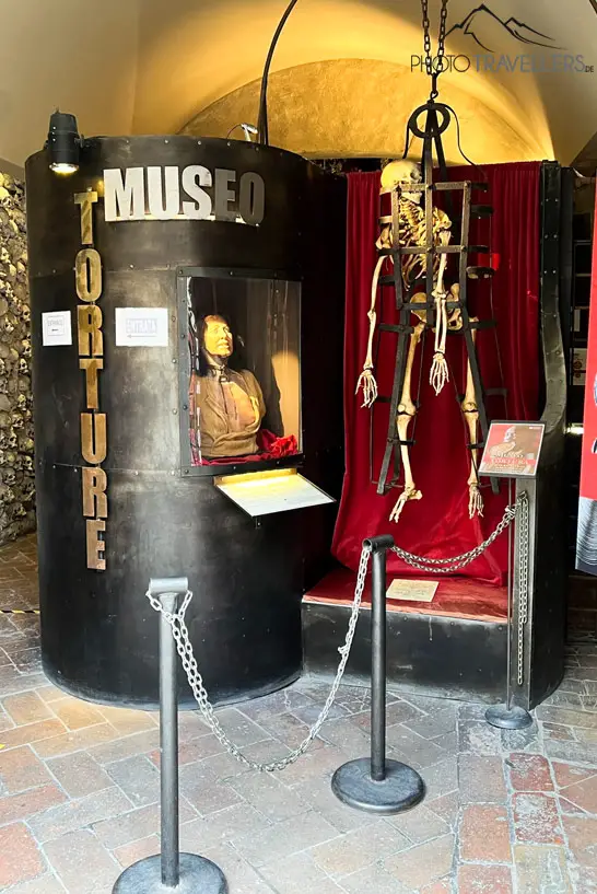 Ein Skelett im Foltermuseum in San Gimignano