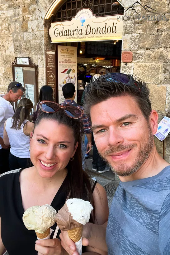 Die Reiseblogger Biggi und Flo mit einem Eis vor der Eisdiele Gelateria Dondoli in San Gimignano