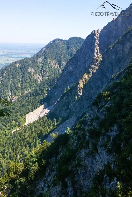 Schroffe Felswände auf der Jochberg-Wanderung