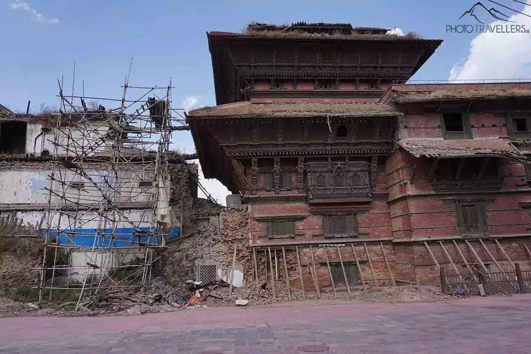 An diesem Gebäude in Kathmandu siehst du die Schäden des Erdbebens