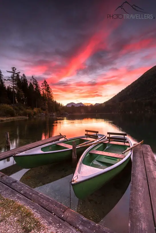 Sonnenaufgang mit Booten im Wasser am Bergsee