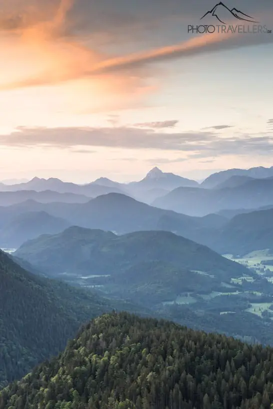 Der Blick vom Jochberg am Morgen in die bayerischen Alpen