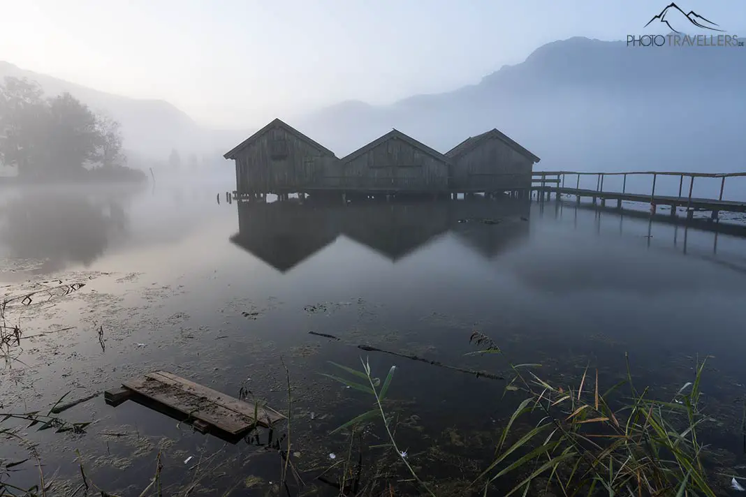 Bootshäuser am Kochelsee im Nebel