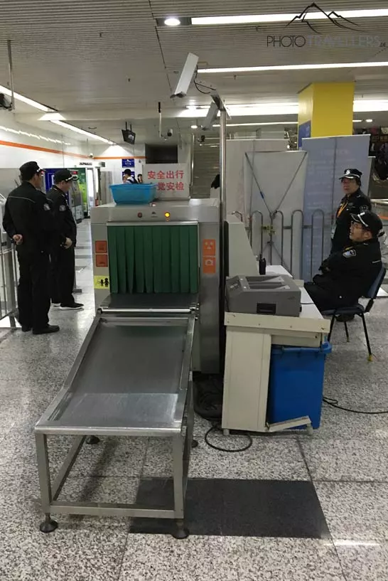 Sicherheitskontrolle Shanghaier U-Bahn