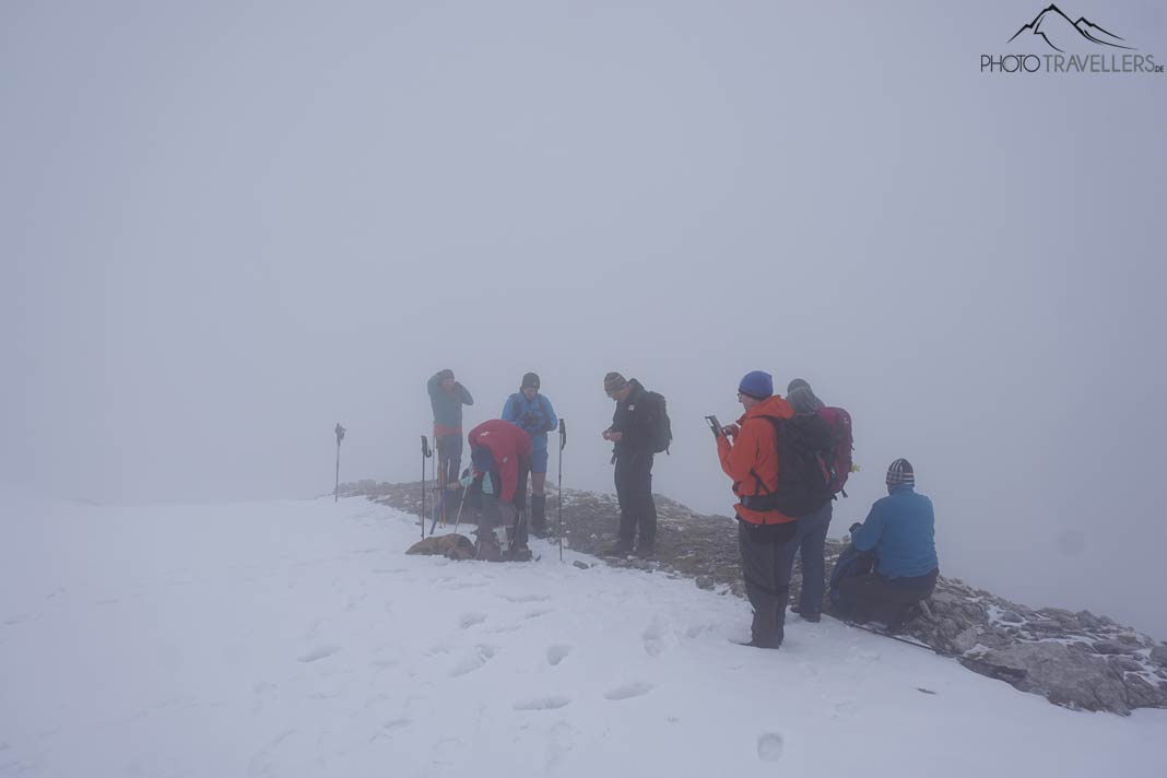 Rast am Solstein-Gipfel im Nebel