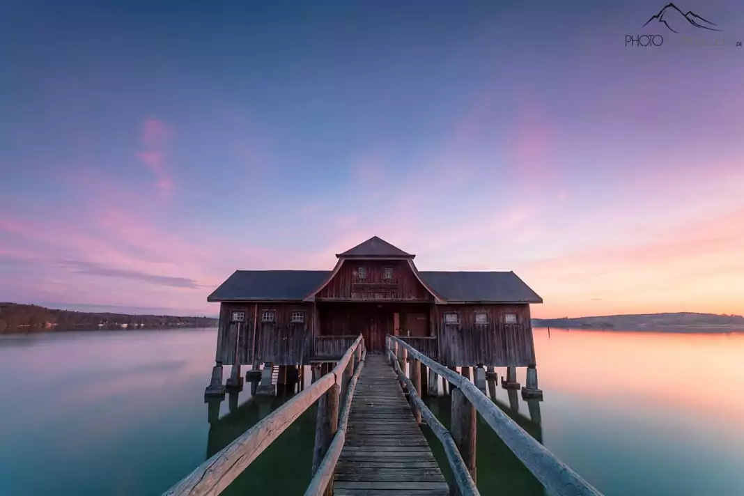 A boathouse in Stegen by the Ammersee in the evening light