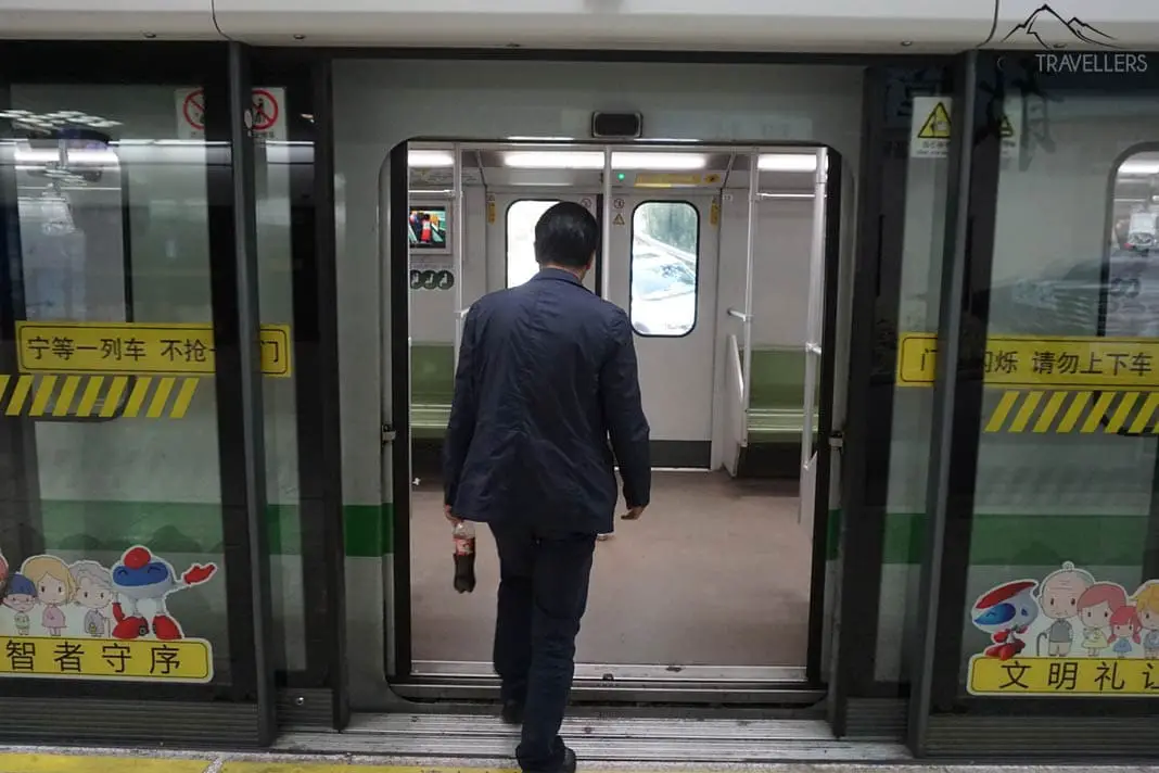 U-Bahnzug mit geöffneter Türe