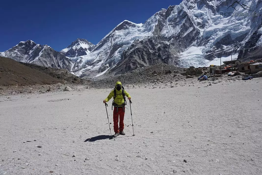 Flo mit Ausrüstung auf dem Everest Base Trek vor imposanter Bergkulisse