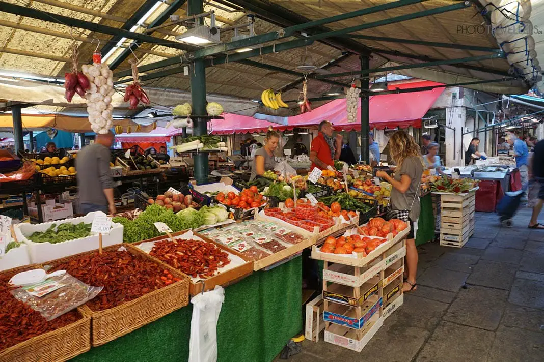 View into the Mercato di Rialto with fruits, vegetables and fish