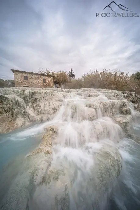 Ein Wasserfall bei der Cascate del Mulino in Saturina