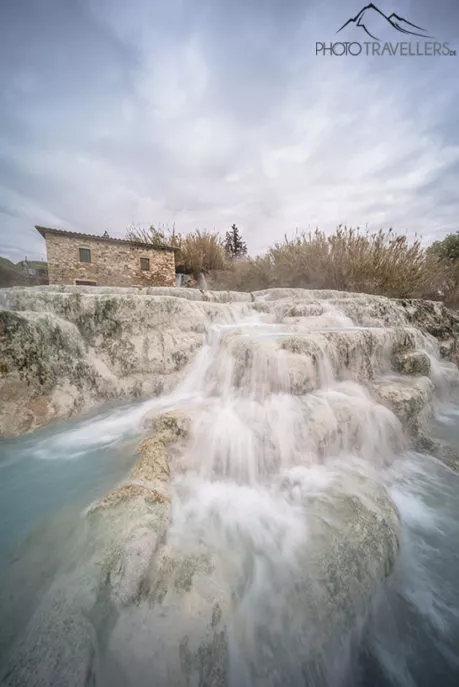 Ein Wasserfall bei der Cascate del Mulino in Saturina