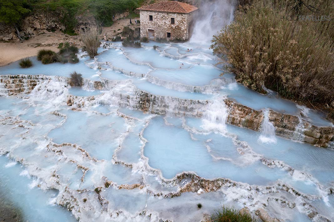 Die Cascate del Mulino in Saturina in der Toskana von oben aus der Luft aus gesehen