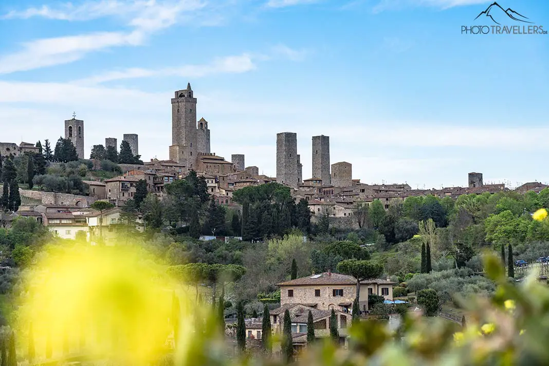 Der Blick auf den Ort San Gimignano mit seinen Türmen
