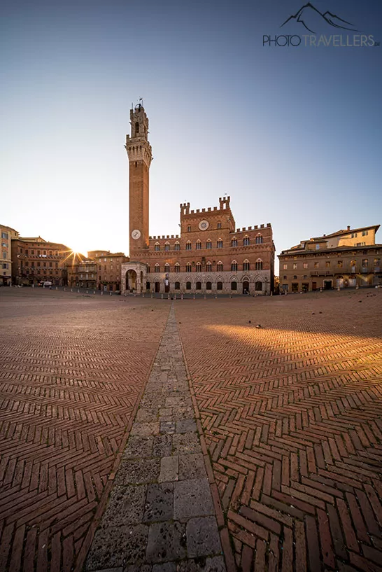 Die Piazza del Campo in Siena am Morgen