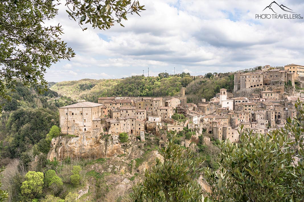 Der Blick auf die alten Häuser von Sorano