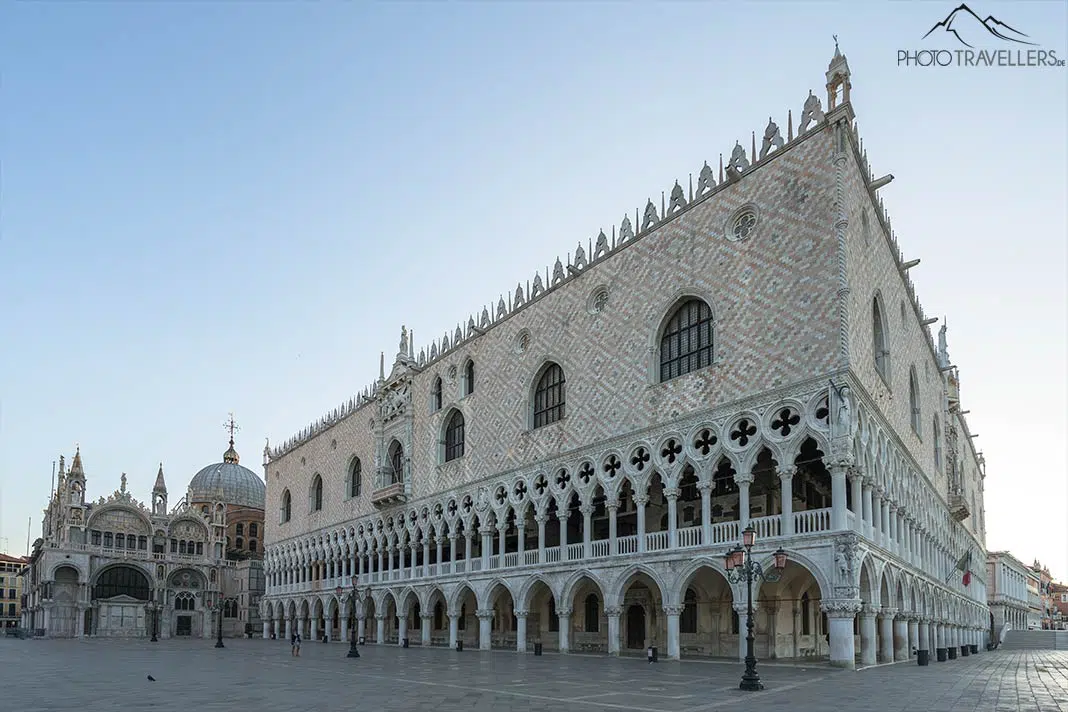 Der Dogenpalast in Venedig von außen