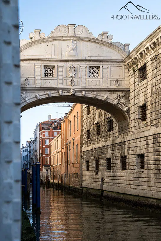 Die Seufzerbrücke in Venedig mit Wasser darunter 