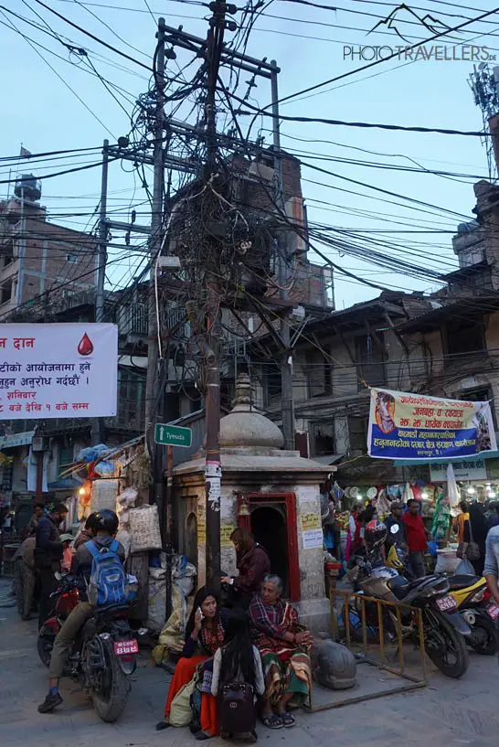 Mast mit Kabeln in Kathmandu