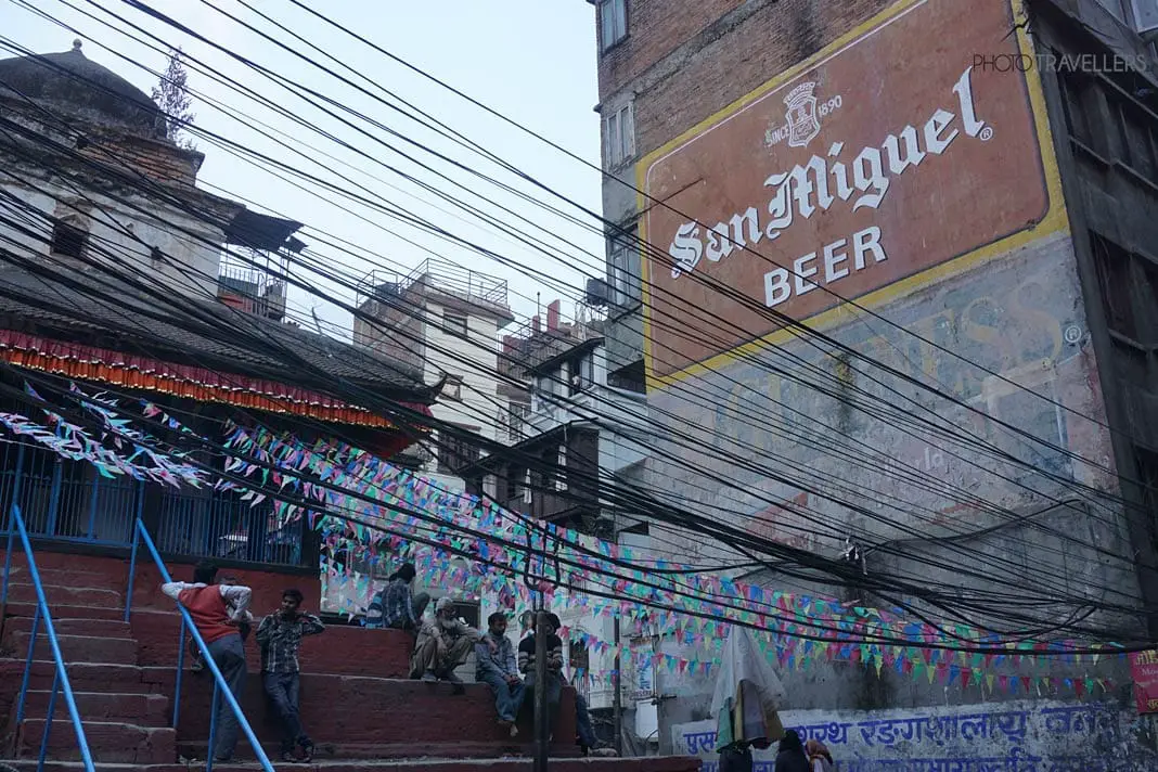 Kabelgewirr ist in Kathmandu
