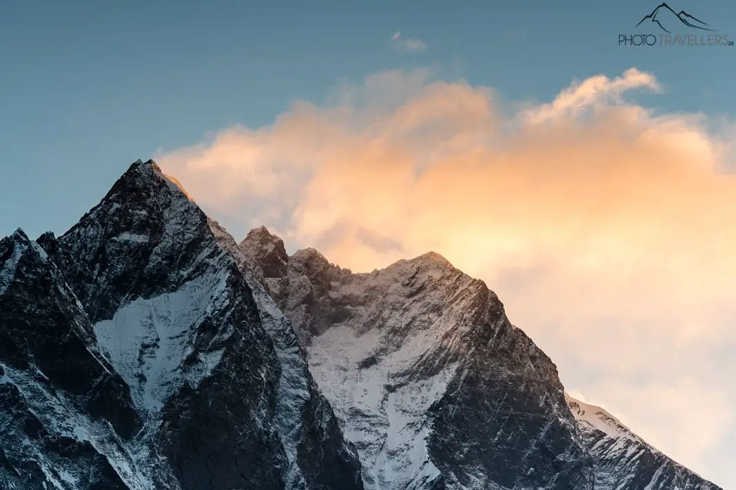 Der Lhotse-Gipfel mit Wolken