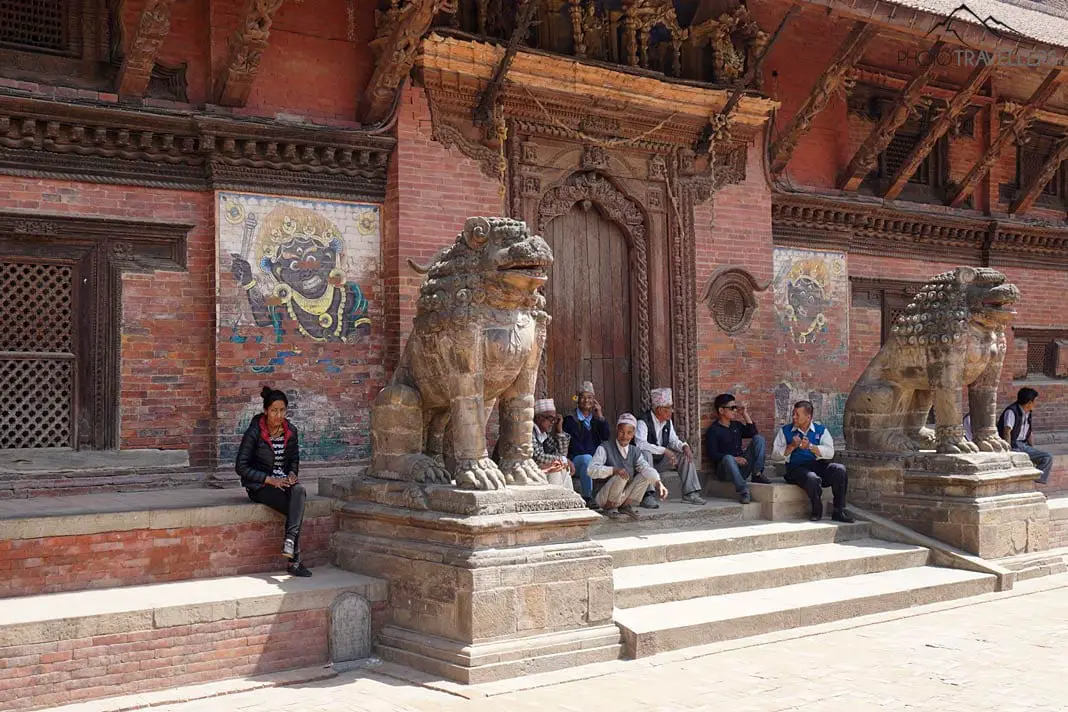 Alte vor den Tempeln in Patan