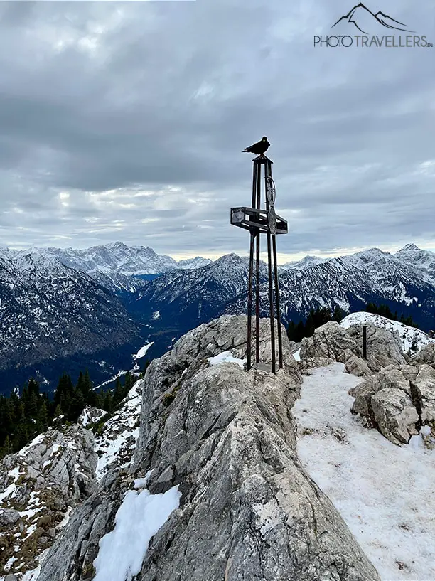 Ein Gipfelkreuz in den Alpen
