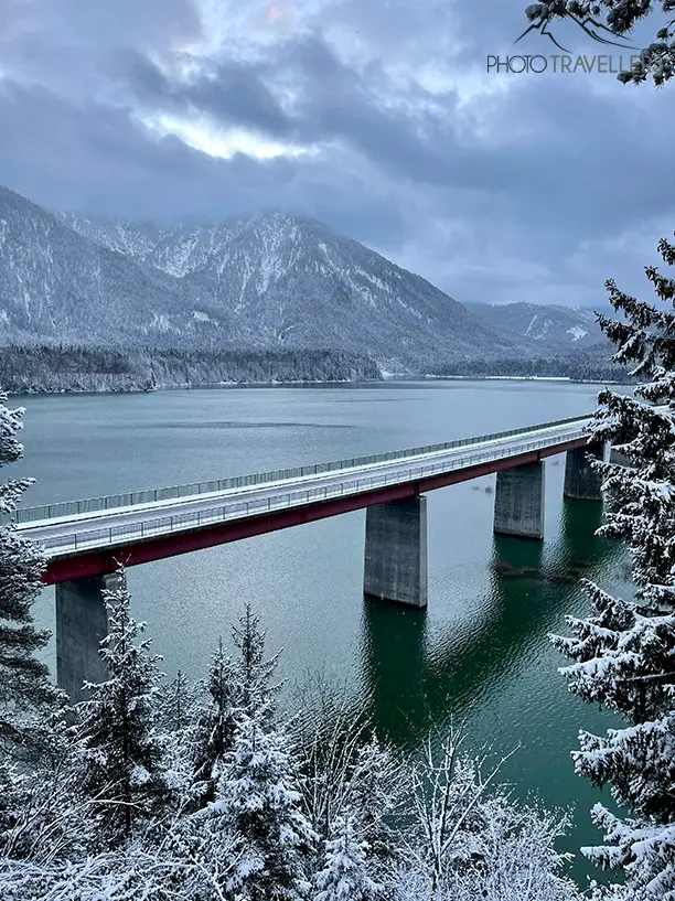 Eine Brücke über einen Bergsee in den Alpen