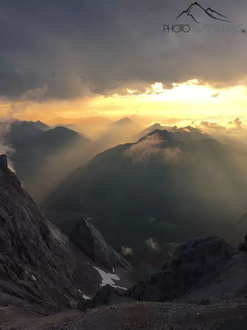 Sonnenuntergang in den Alpen mit der HDR-Funktion des Smartphones aufgenommen