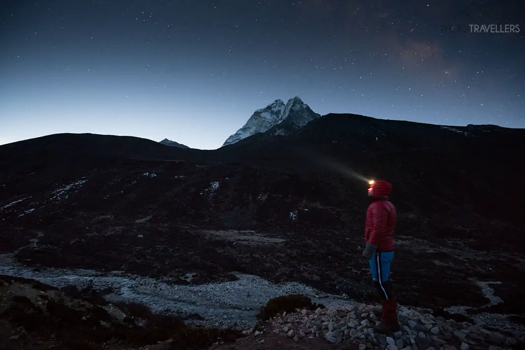 Wanderer bei Nacht in Nepal