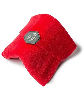 Ein rotes Reisekissen von Trtl Pillow
