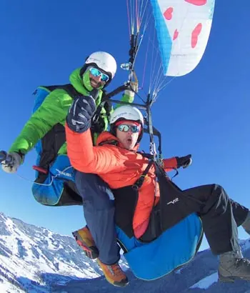 Reiseblogger Florian Westermann beim Tandem-Paragliden