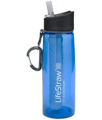 Eine blaue LifeStraw Go 2 Wasserflasche