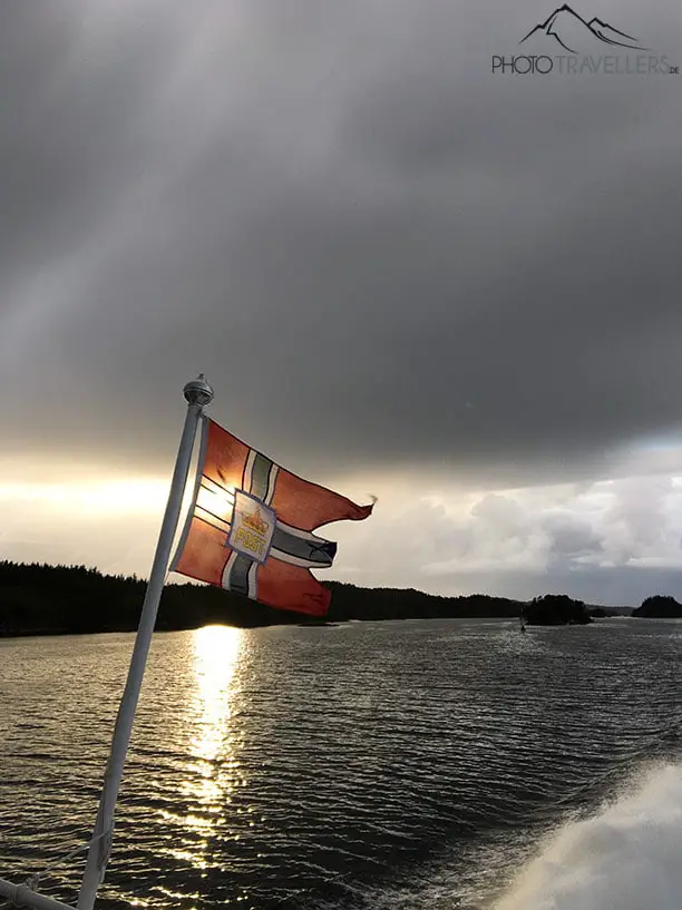 Die Norwegische Flagge auf einem Schiff im Gegenlicht