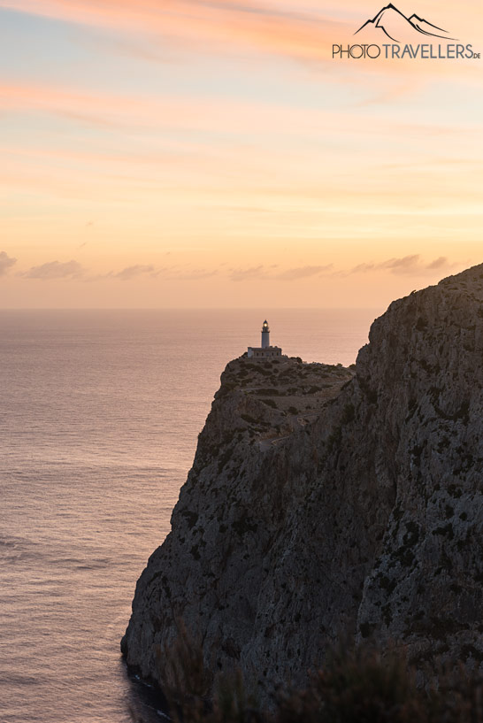 Die Steilküste mit dem Leuchtturm Cap Formentor im Licht der aufgehenden Sonne