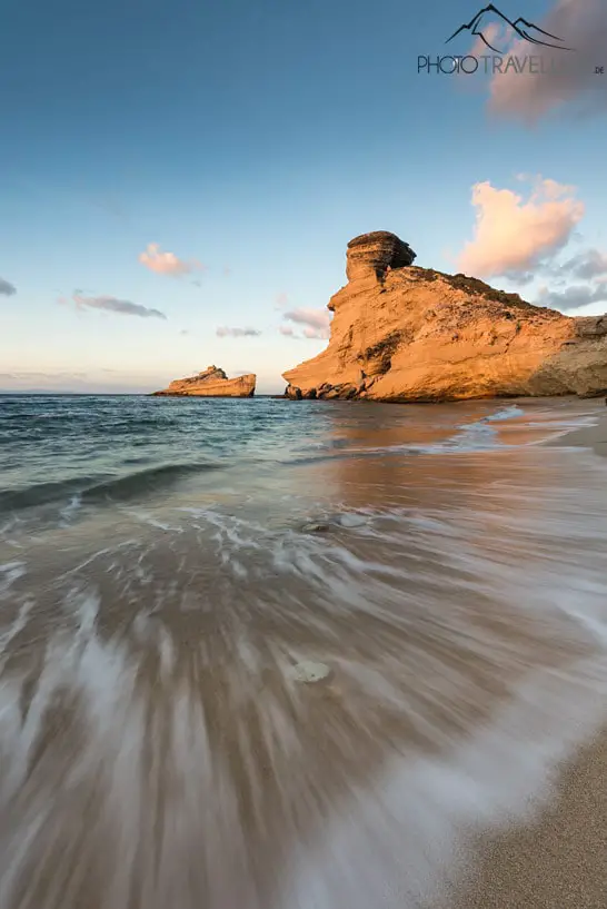 Das Meer mit einem Felsen am Capo Pertusato auf Korsika