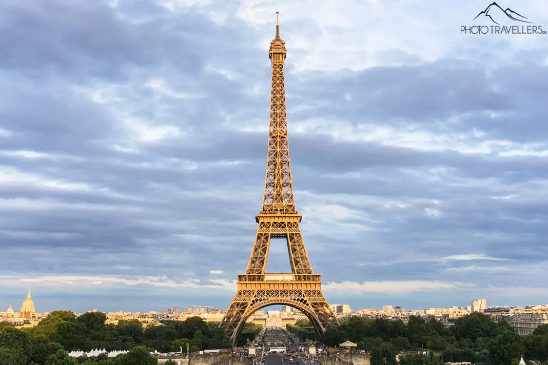 Der Eiffelturm in Paris am Abend