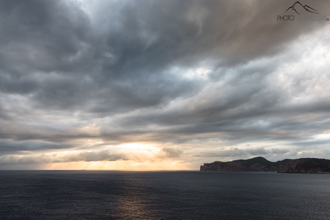 Der Blick vom Aussichtspunkt Mirador del Cañón Islas Malgrats auf die schroffe Westküste von Mallorca