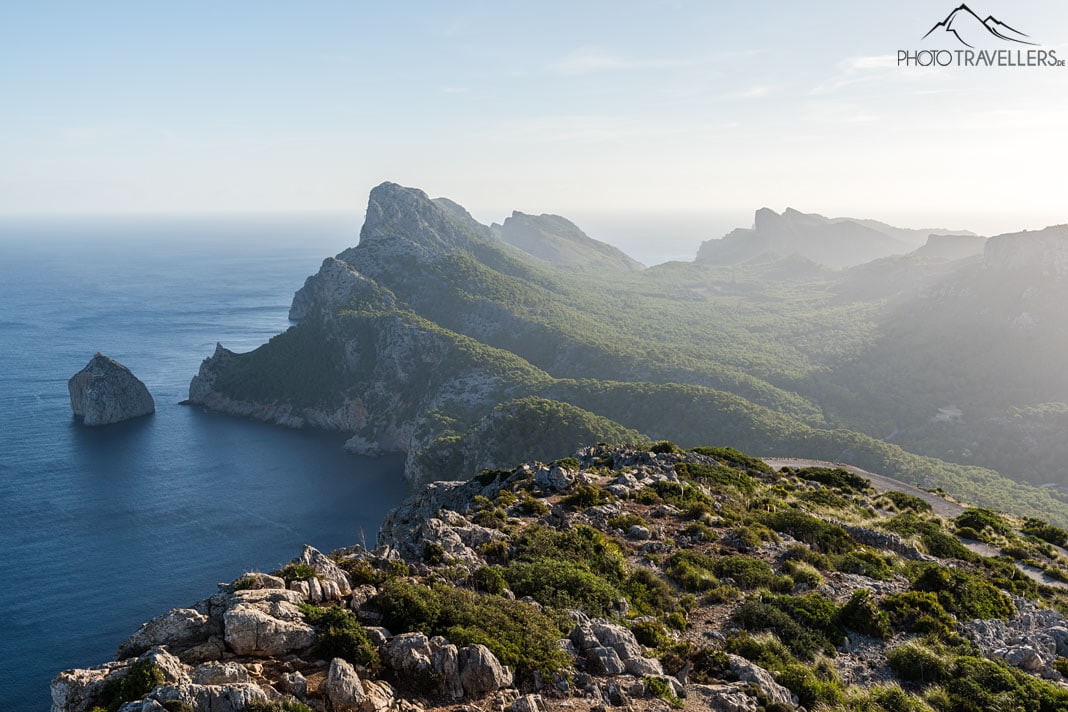 Der Blick vom Wachturm Talaia d'Albercutx über die Steilküsten des Kaps Formentor