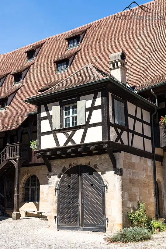 Ein Fachwerkhaus mit Tor in der Alten Hofhaltung in Bamberg