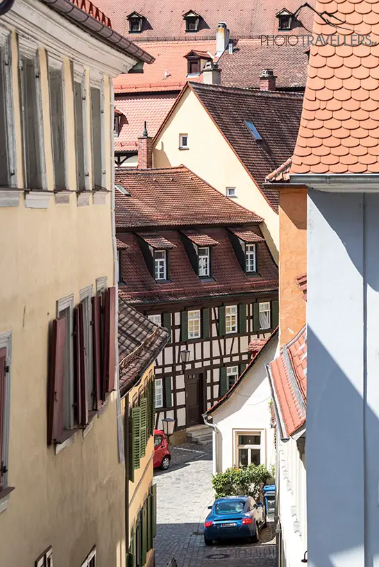 Der Blick durch eine Gasse auf Fachwerkhäuser in Bamberg