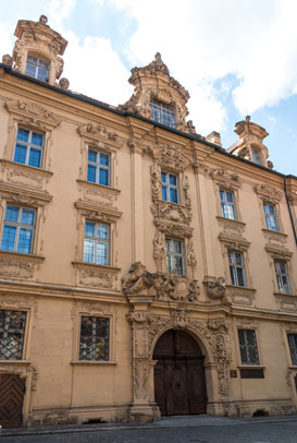 Die Fassade des schönen Böttingerhauses in der Bamberger Altstadt