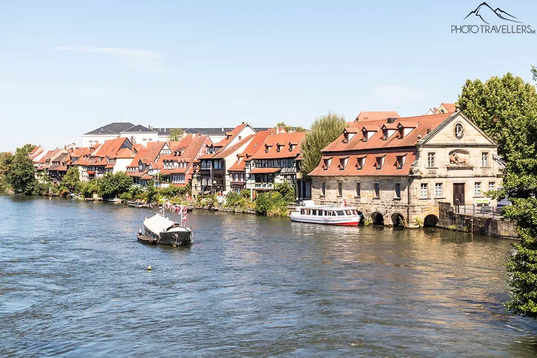 Der Blick auf "Klein Venedig" in Bamberg von der Unteren Brücke am Alten Rathaus. Auf der Regnitz liegt ein Kahn