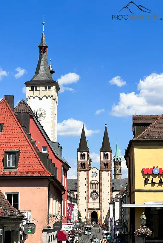 Der Turm des Würzburger Rathauses, im Hintergrund der Dom St. Kilian