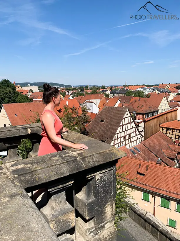 Biggi steht auf einem Balkon im Rosengarten und blickt auf die Altstadt von Bamberg