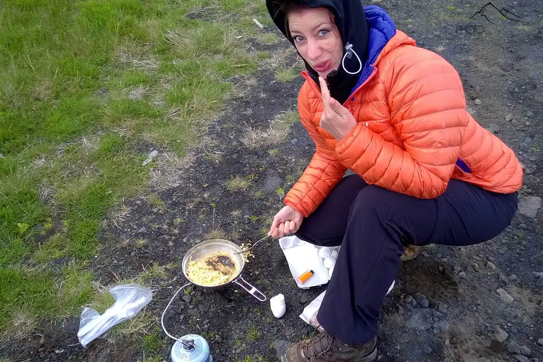 Biggi am Kochen mit einem Camping-Kocher auf Island