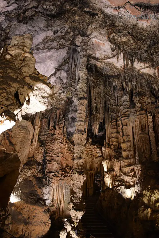 Riesiger Tropfstein in der Höhle Coves d'Artà